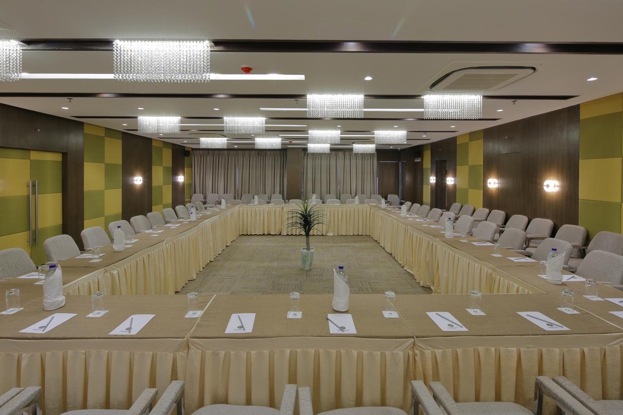 Hotel Pragati The Grand Ahmedabad Exteriör bild