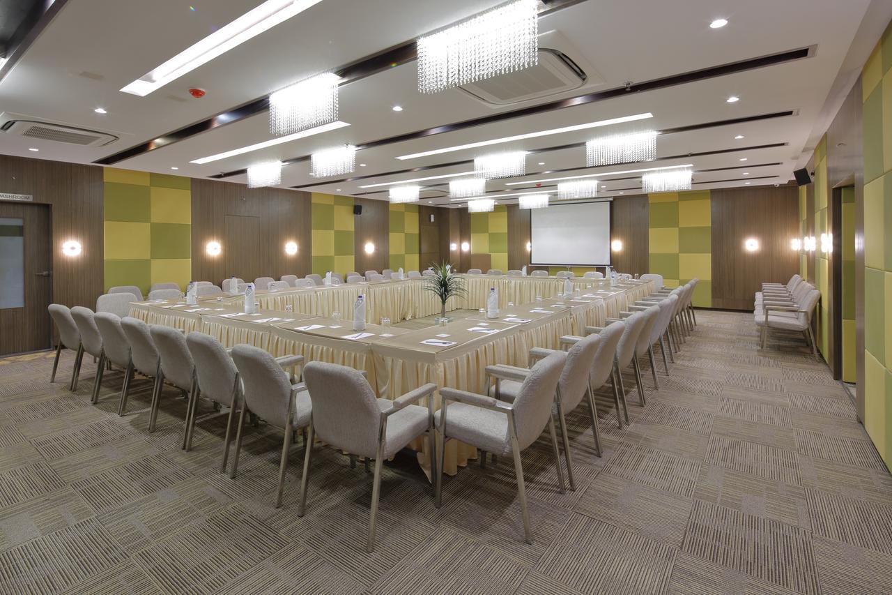 Hotel Pragati The Grand Ahmedabad Exteriör bild