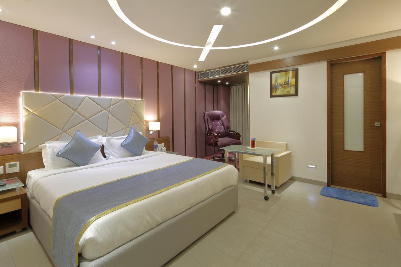 Hotel Pragati The Grand Ahmedabad Exteriör bild