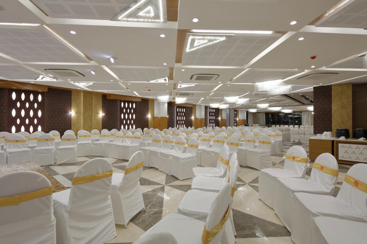 Hotel Pragati The Grand Ahmedabad Exteriör bild