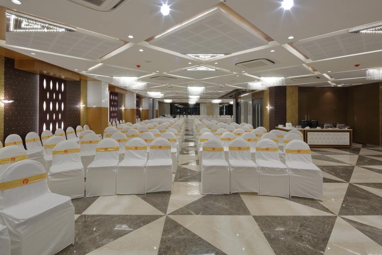 Hotel Pragati The Grand Ahmedabad Exteriör bild