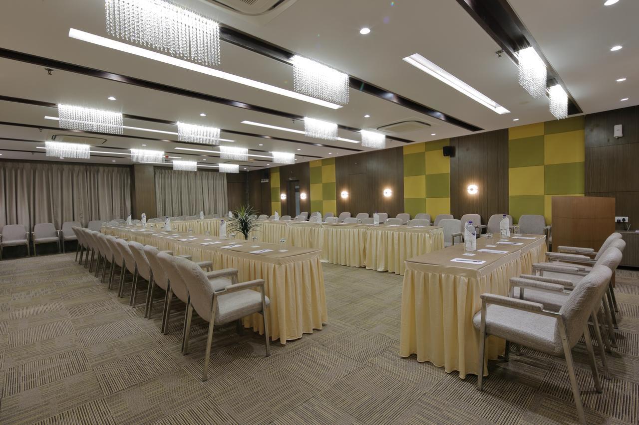 Hotel Pragati The Grand Ahmedabad Exteriör bild
