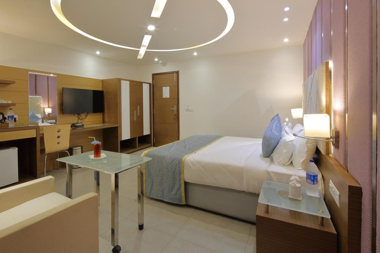 Hotel Pragati The Grand Ahmedabad Exteriör bild