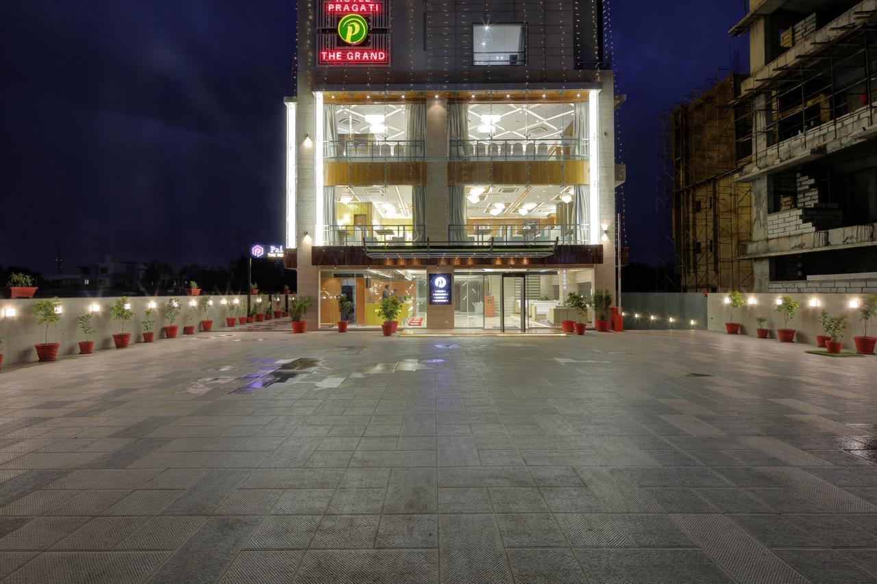 Hotel Pragati The Grand Ahmedabad Exteriör bild