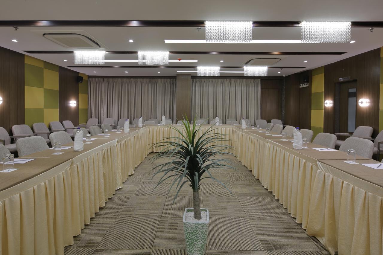 Hotel Pragati The Grand Ahmedabad Exteriör bild
