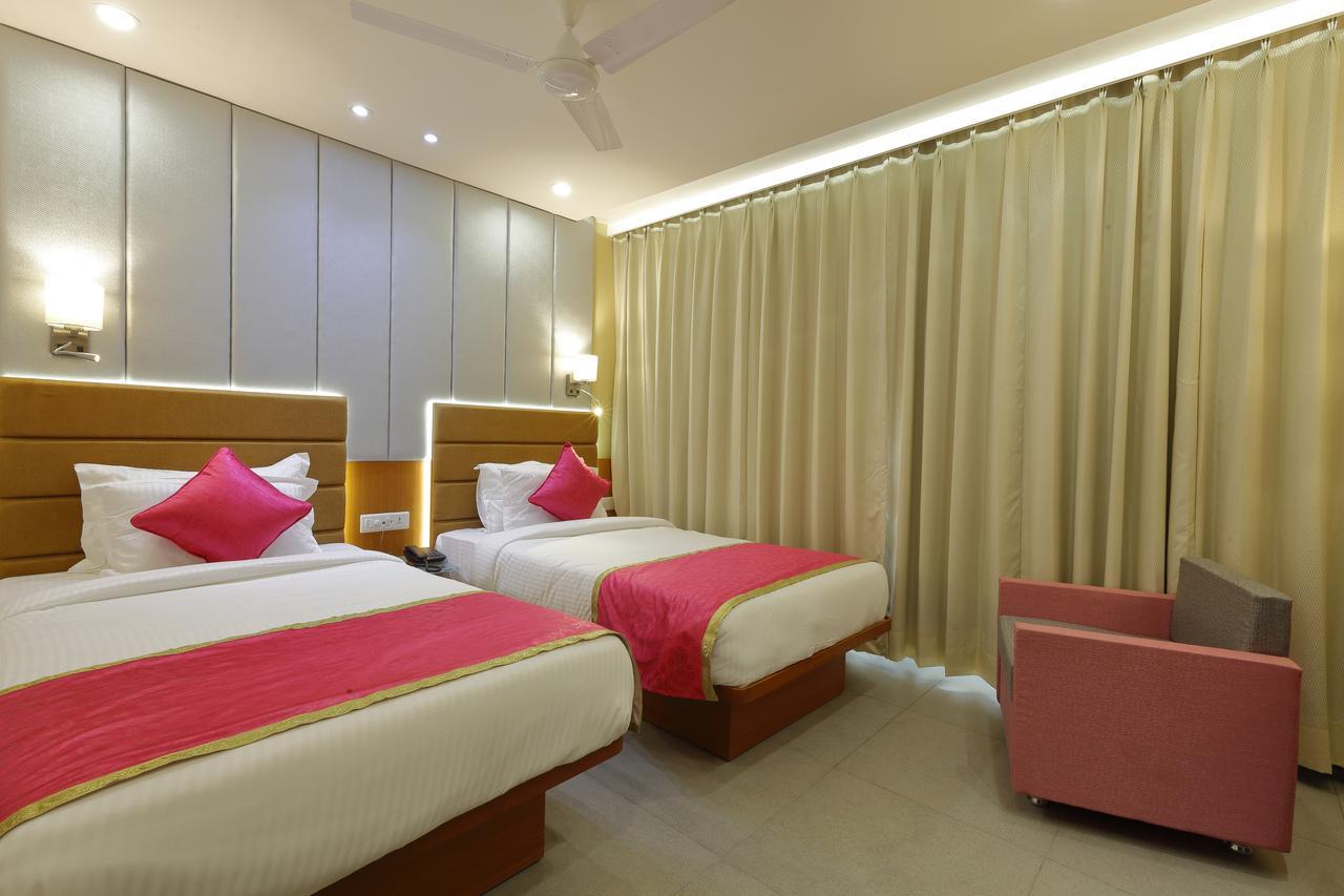 Hotel Pragati The Grand Ahmedabad Exteriör bild