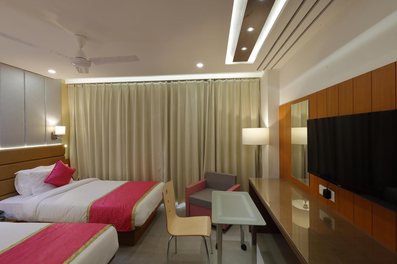 Hotel Pragati The Grand Ahmedabad Exteriör bild