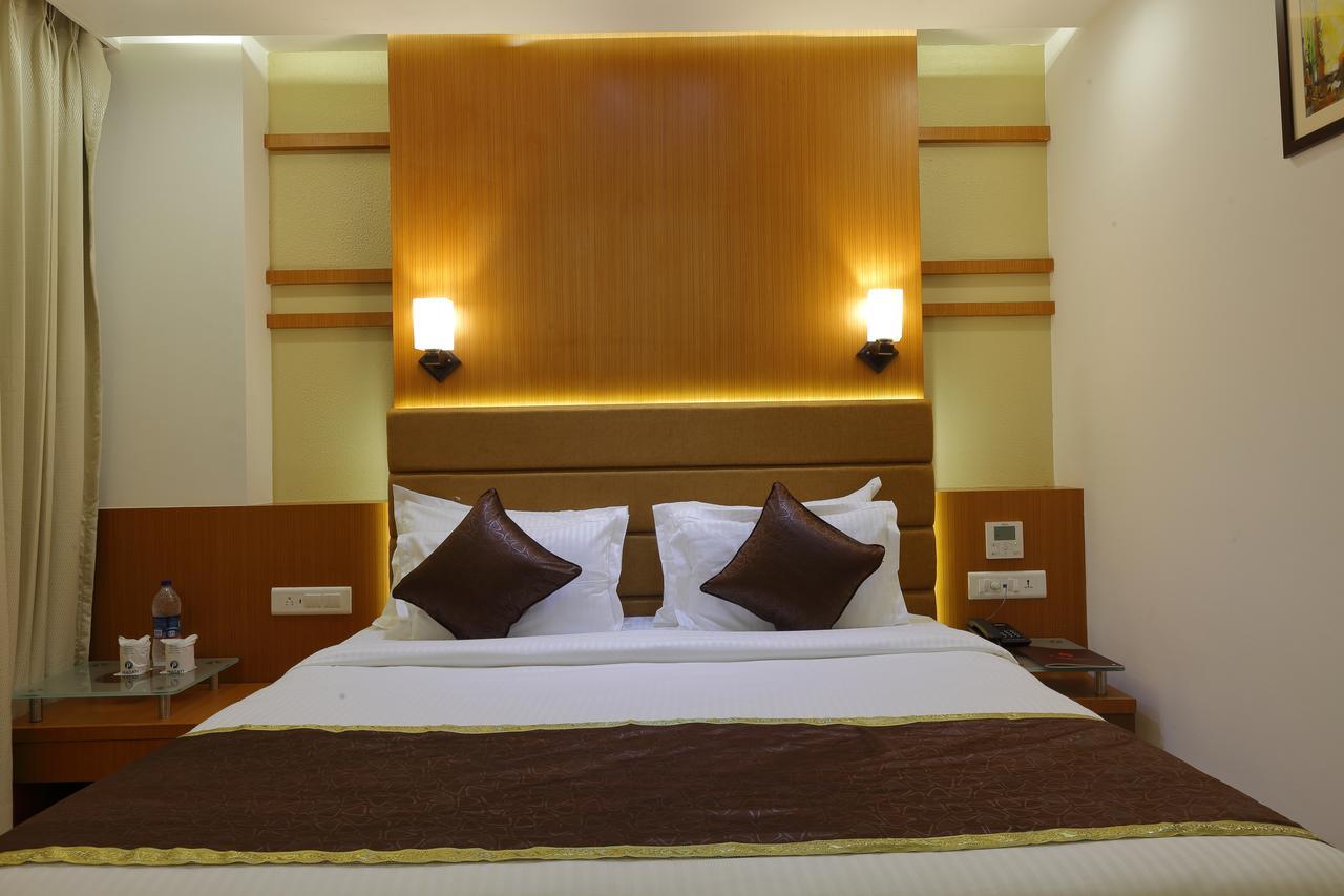 Hotel Pragati The Grand Ahmedabad Exteriör bild