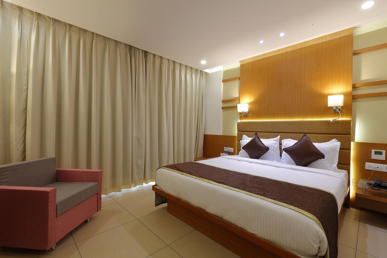 Hotel Pragati The Grand Ahmedabad Exteriör bild