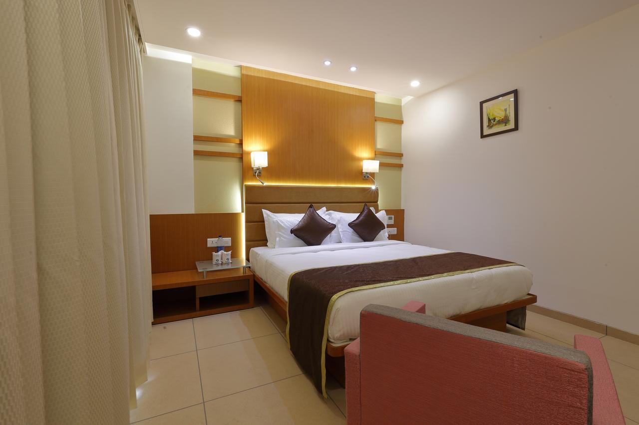 Hotel Pragati The Grand Ahmedabad Exteriör bild
