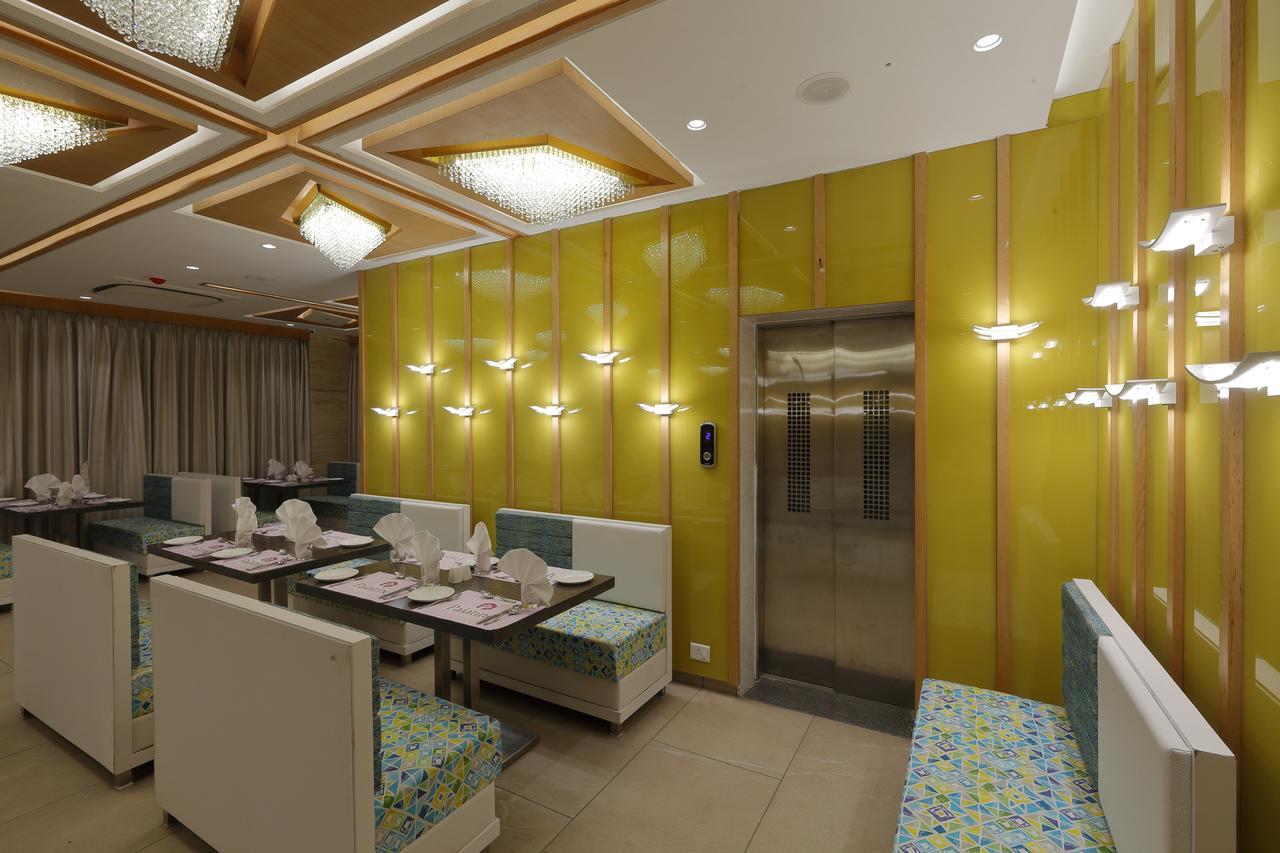 Hotel Pragati The Grand Ahmedabad Exteriör bild