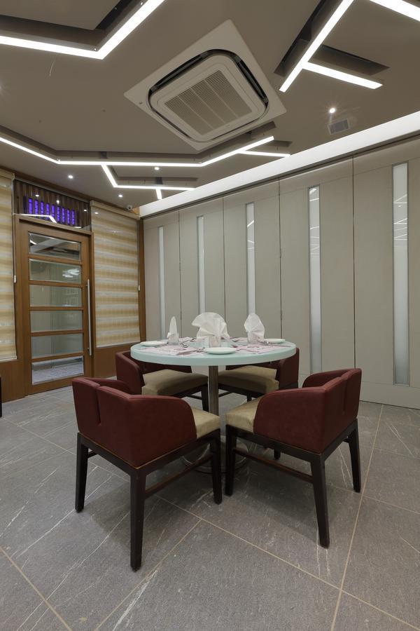 Hotel Pragati The Grand Ahmedabad Exteriör bild