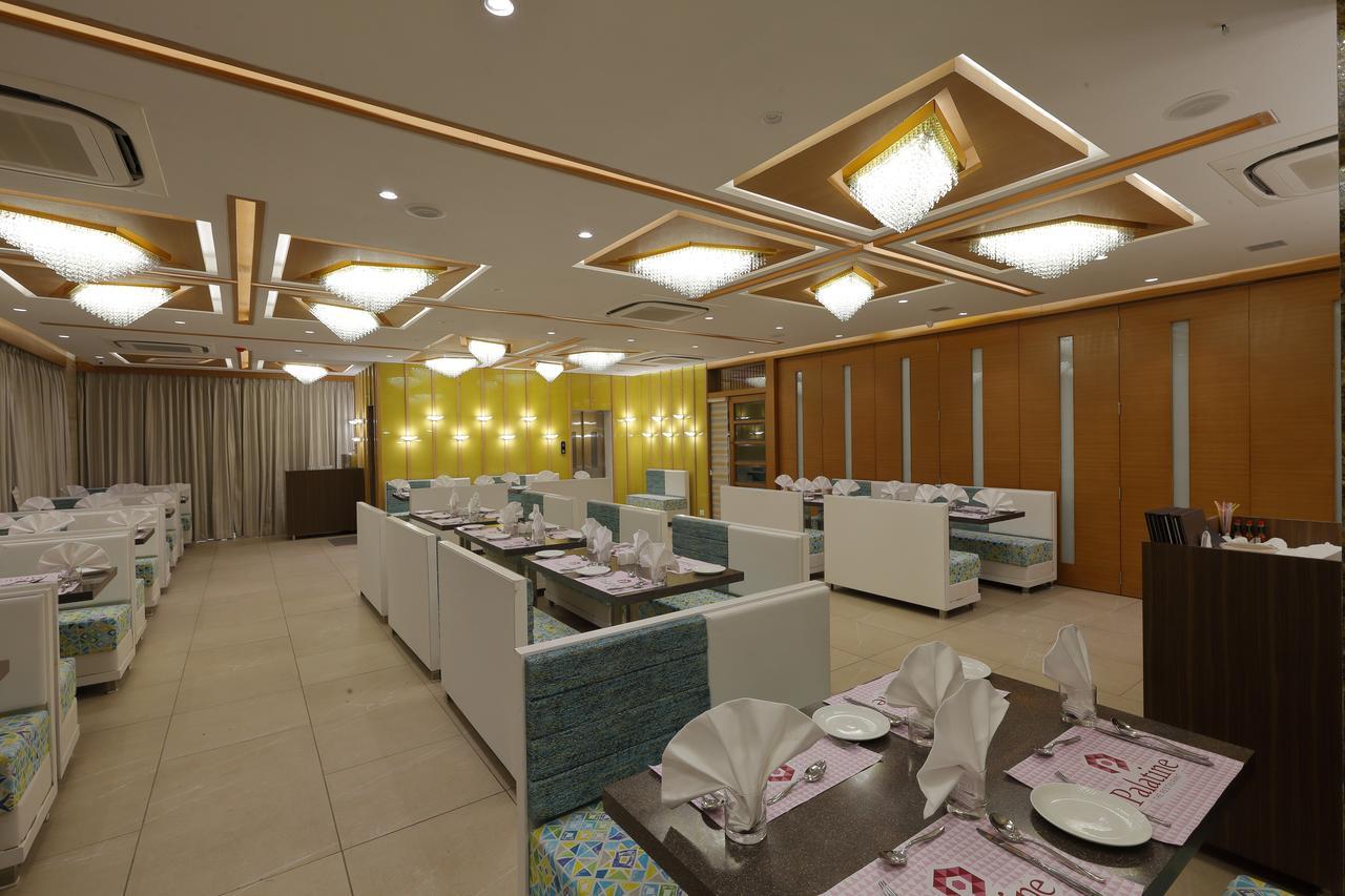 Hotel Pragati The Grand Ahmedabad Exteriör bild