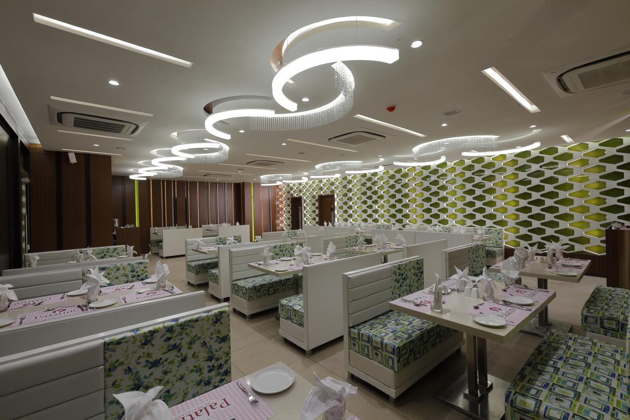 Hotel Pragati The Grand Ahmedabad Exteriör bild