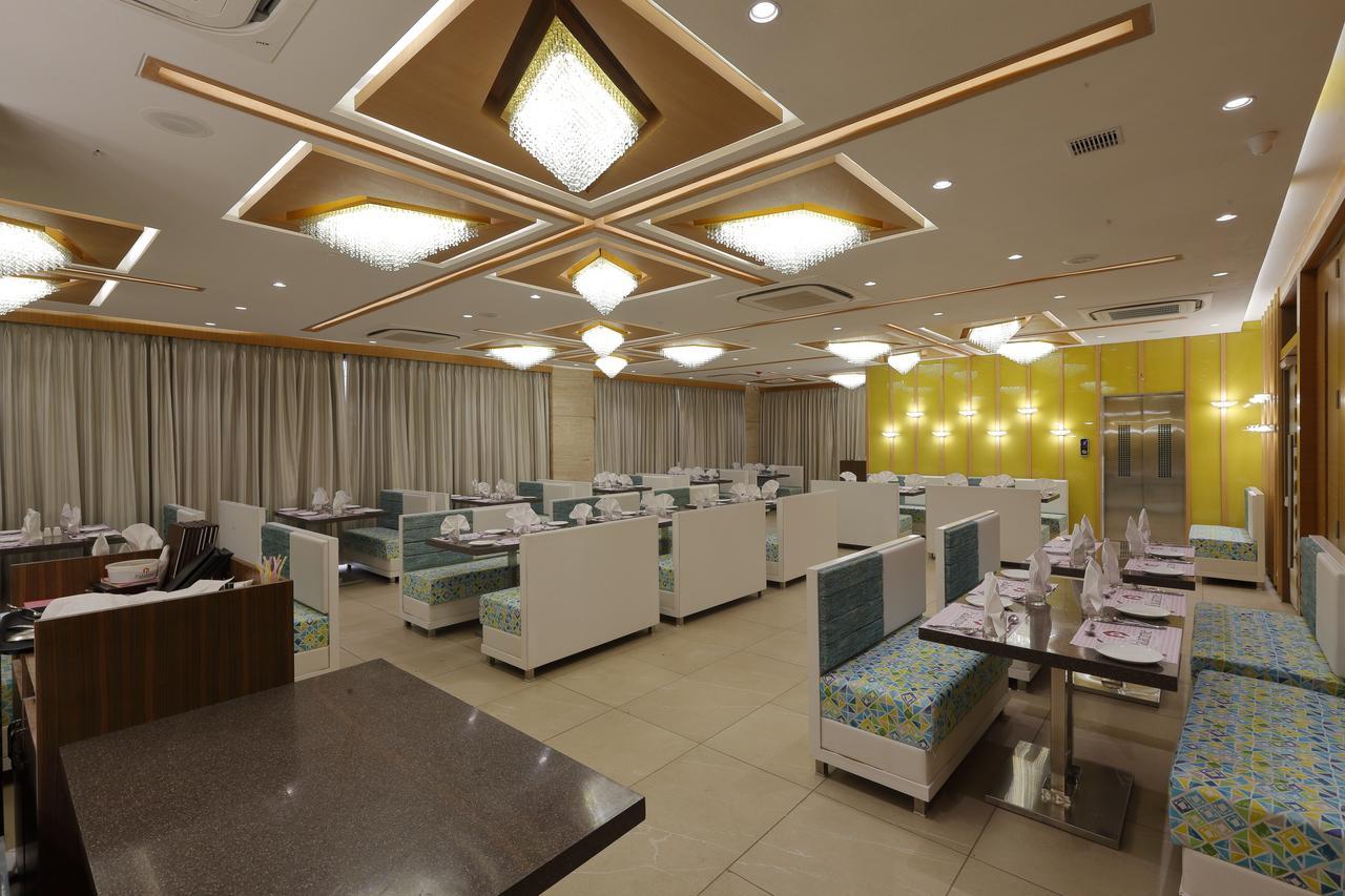 Hotel Pragati The Grand Ahmedabad Exteriör bild