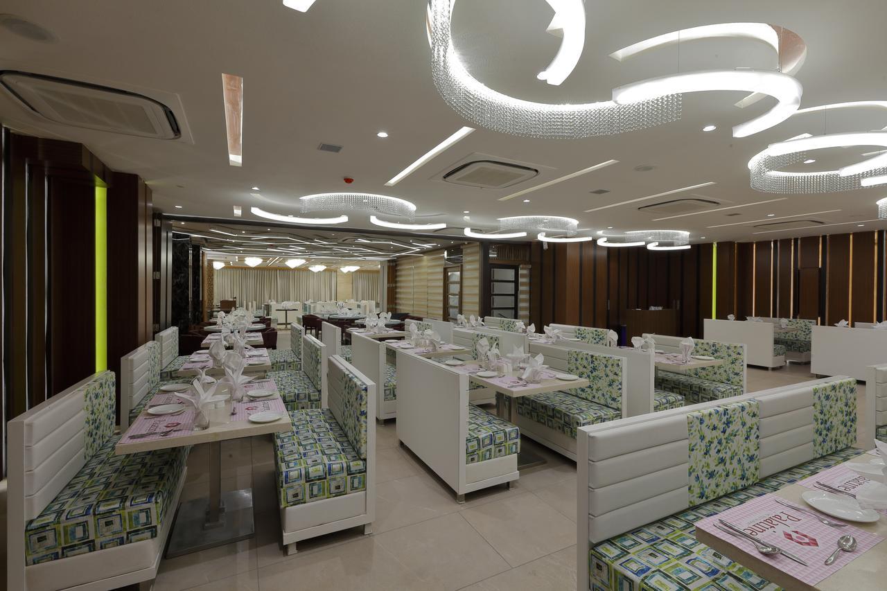 Hotel Pragati The Grand Ahmedabad Exteriör bild