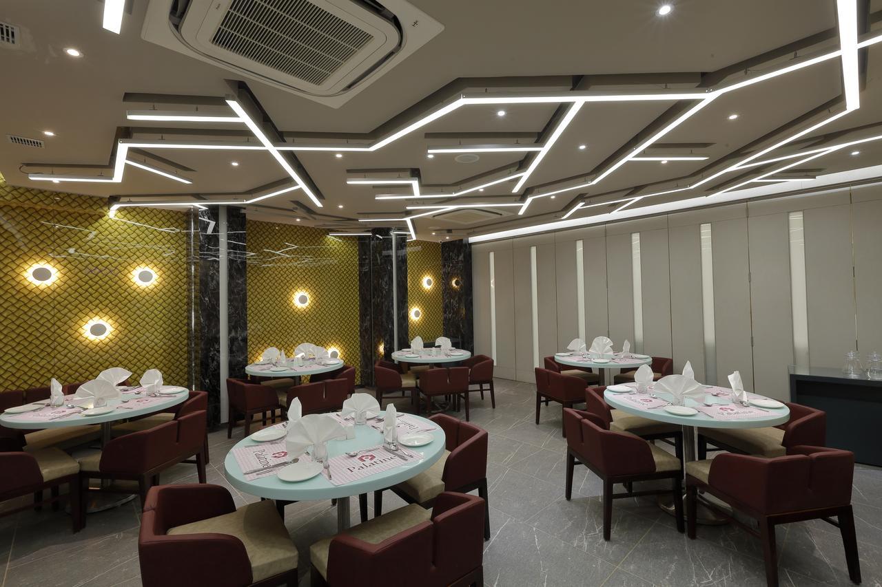 Hotel Pragati The Grand Ahmedabad Exteriör bild