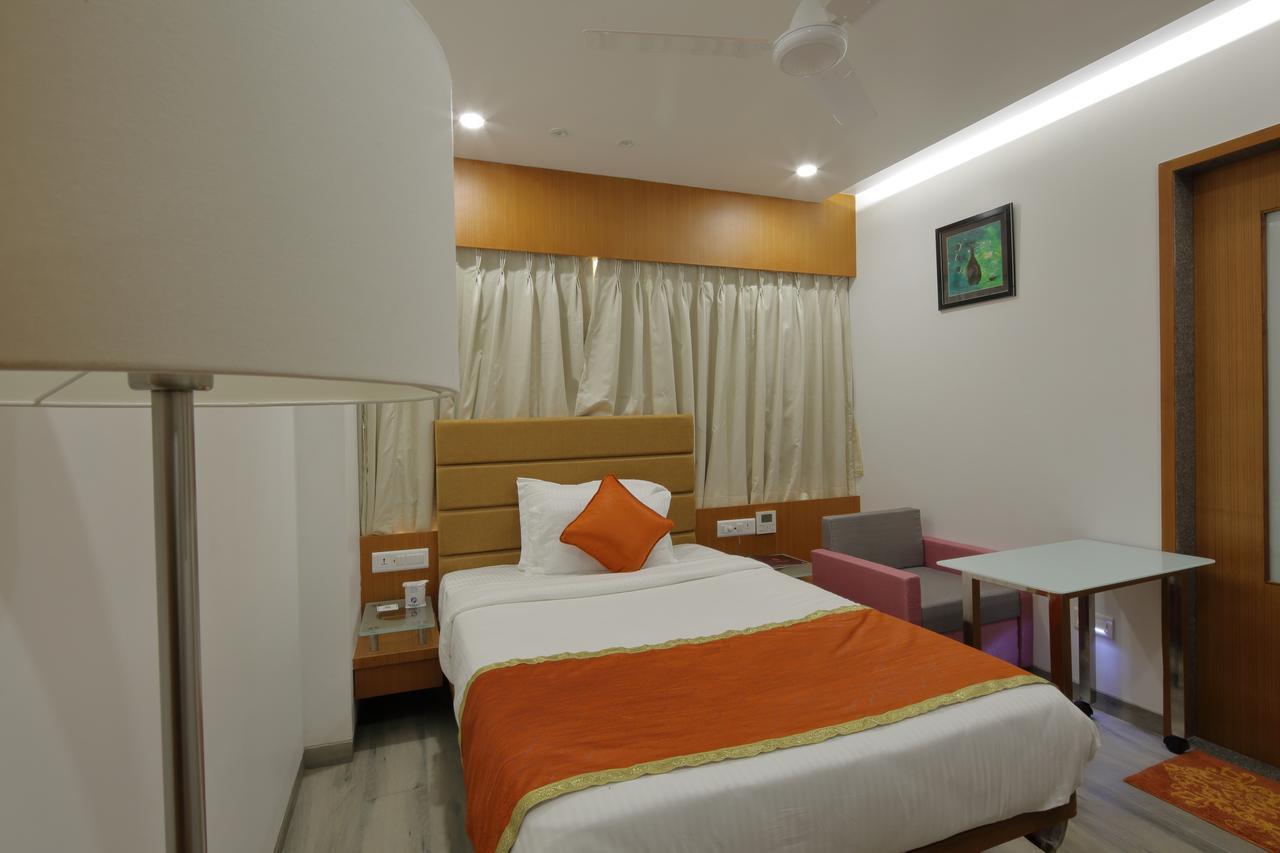 Hotel Pragati The Grand Ahmedabad Exteriör bild