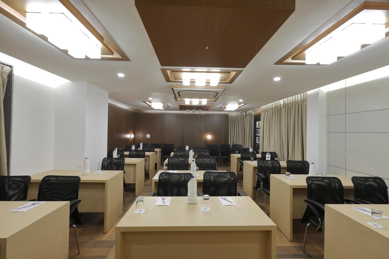 Hotel Pragati The Grand Ahmedabad Exteriör bild