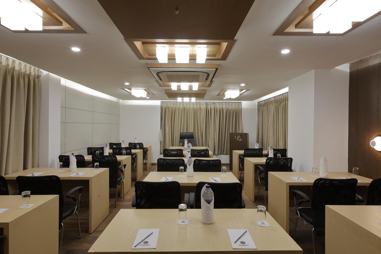 Hotel Pragati The Grand Ahmedabad Exteriör bild