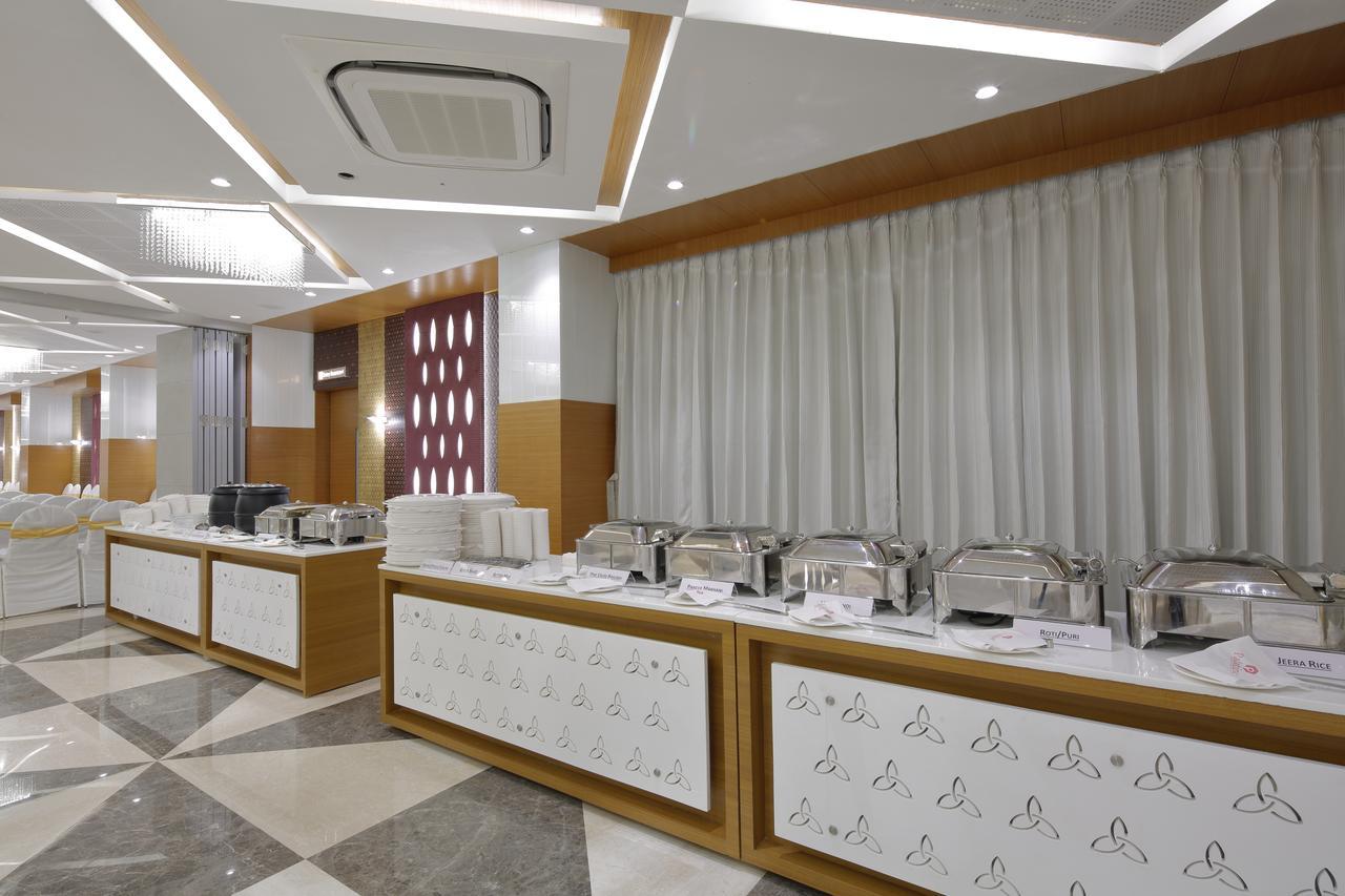 Hotel Pragati The Grand Ahmedabad Exteriör bild
