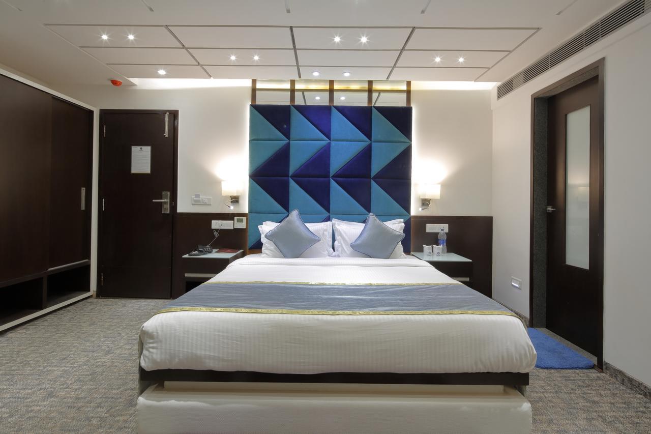 Hotel Pragati The Grand Ahmedabad Exteriör bild