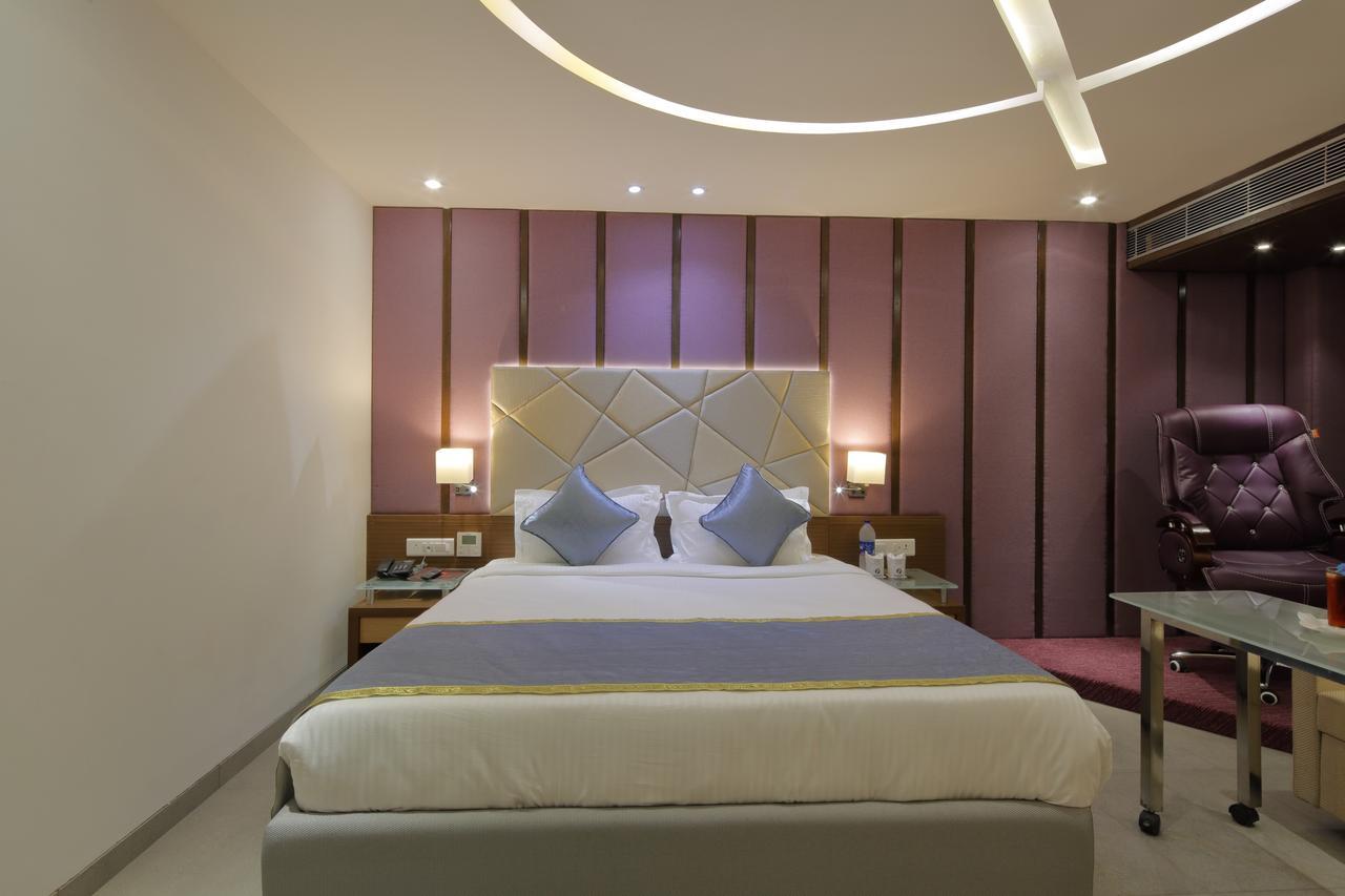 Hotel Pragati The Grand Ahmedabad Exteriör bild