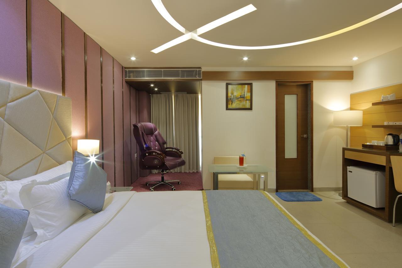 Hotel Pragati The Grand Ahmedabad Exteriör bild