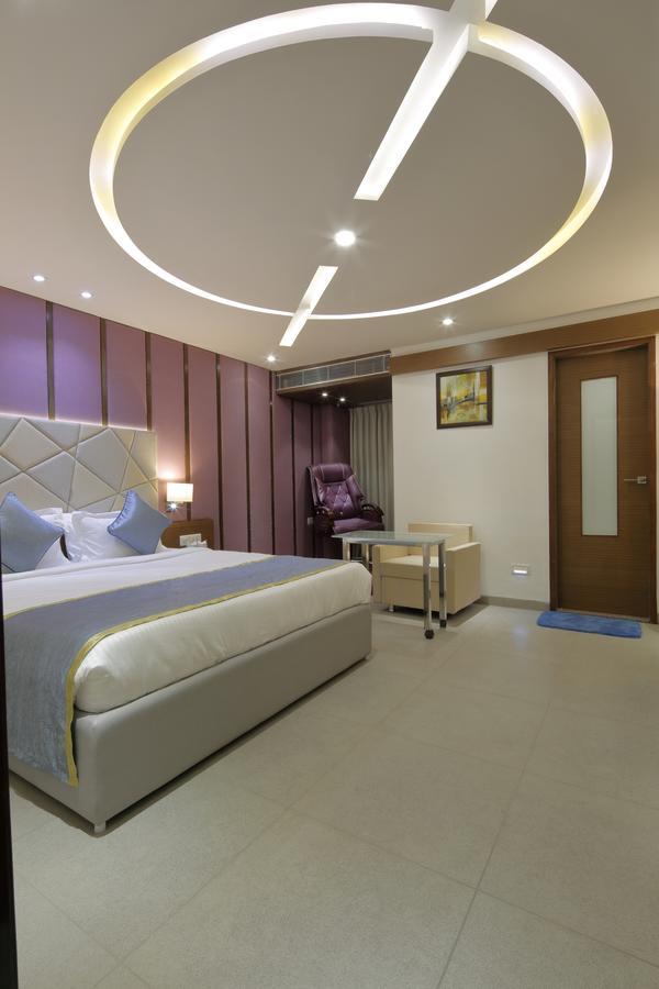 Hotel Pragati The Grand Ahmedabad Exteriör bild